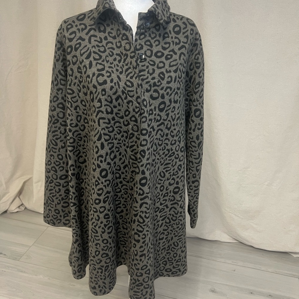 Comfy USA Leopard Tunic Jacket Hi Low Hem‎ Button-Up Sz M